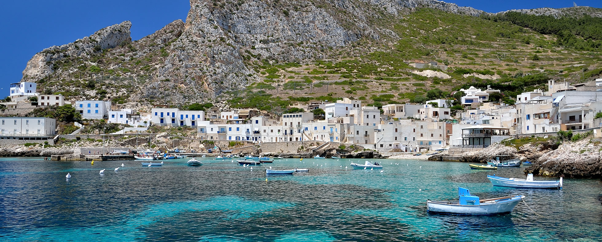 Porto di Levanzo visto dall'Infinity Pool dell'Hotel Levanzo Fenici